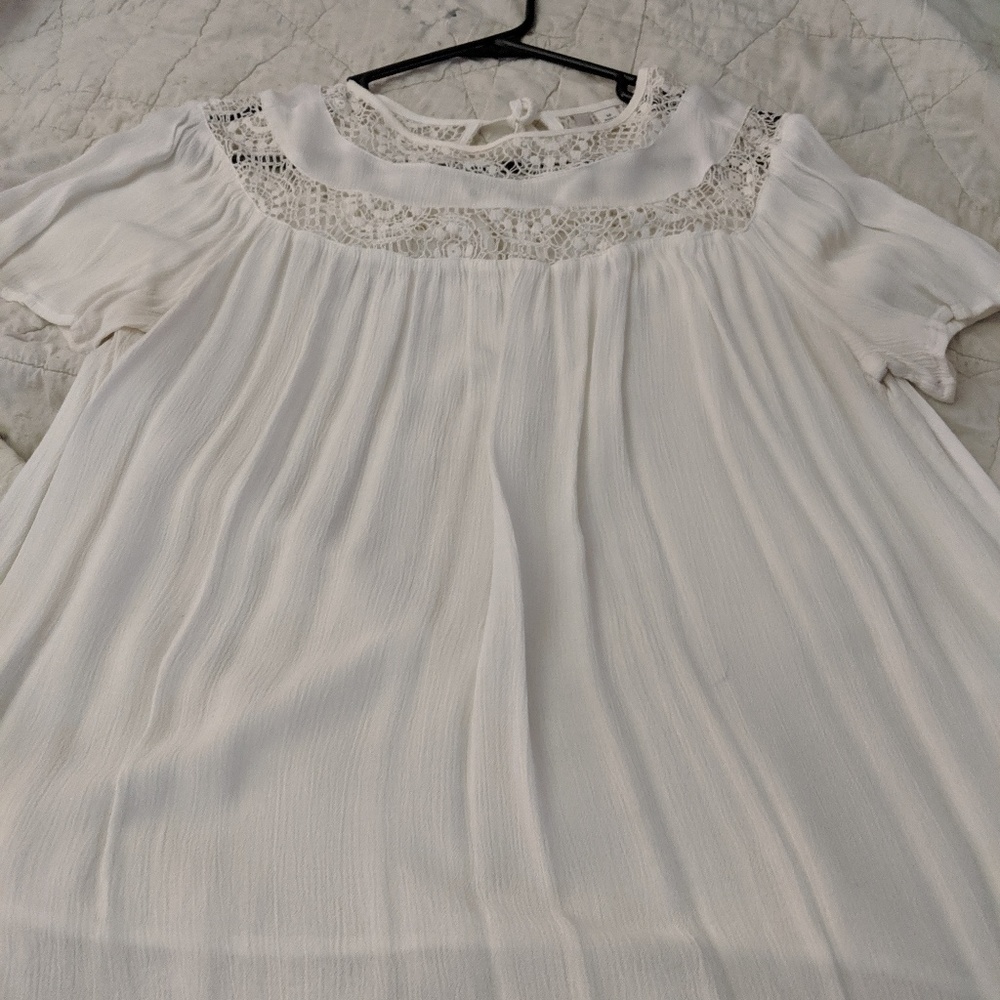 Short sleeve white top